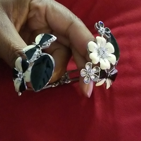 Metal clasp bracelet with flowers and rhinestones - Picture 4 of 4